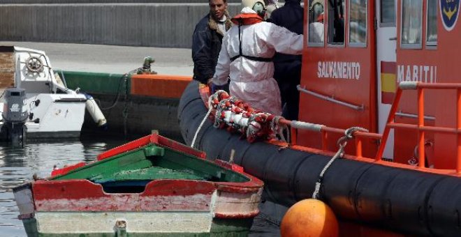 La Guardia Civil rescata a 17 argelinos a bordo de dos pateras en la costa de Cartagena