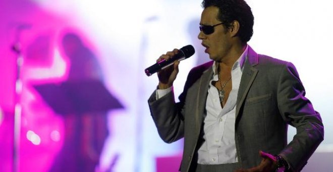 Marc Anthony atiende una llamada de Jennifer López en mitad de su concierto