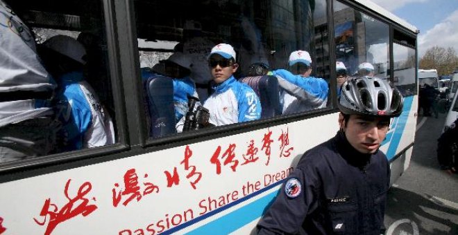 La antorcha olímpica avanza por París entre incidentes y apagones