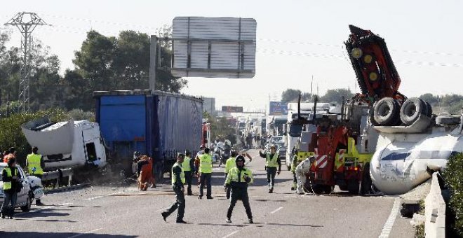 Un muerto y 3 heridos graves al salirse un coche de la AP-7 en Castellón