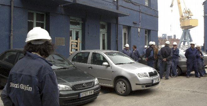 Los trabajadores de Naval Gijón se manifiestan contra el cierre del astillero