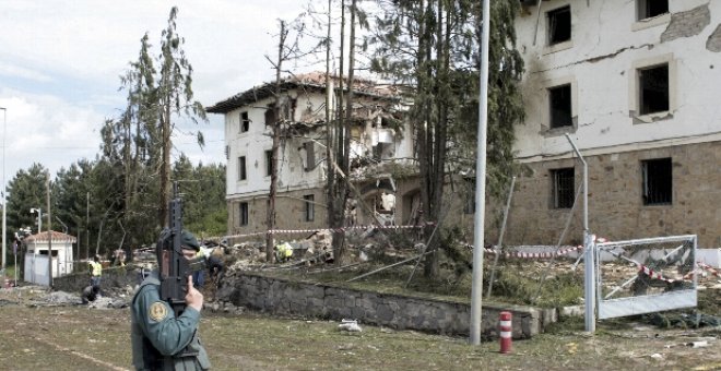 Legutiano recupera la calma mientras los policías buscan pruebas en los escombros