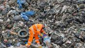 Los napolitanos siguen quemando las montañas de basura acumuladas en la calle