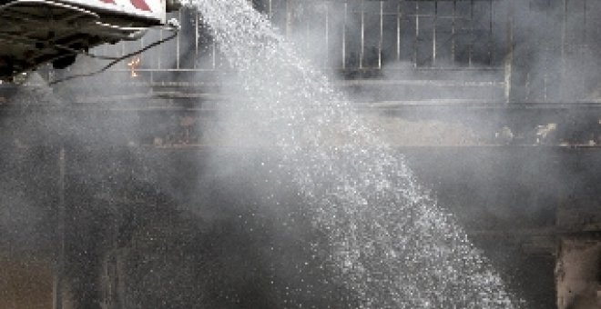 Los bomberos tratan de extinguir un incendio que afecta a cinco naves industriales en Vallada, Valencia