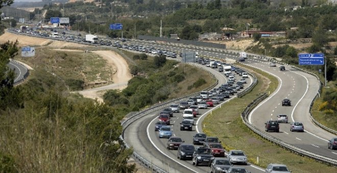 Un choque entre camiones obliga a cortar dos carriles de la AP-7 en Martorell