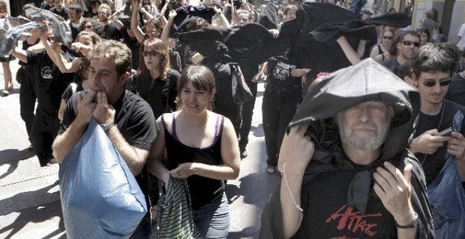 Una marea negra humana recorre el centro de Madrid contra las petroleras