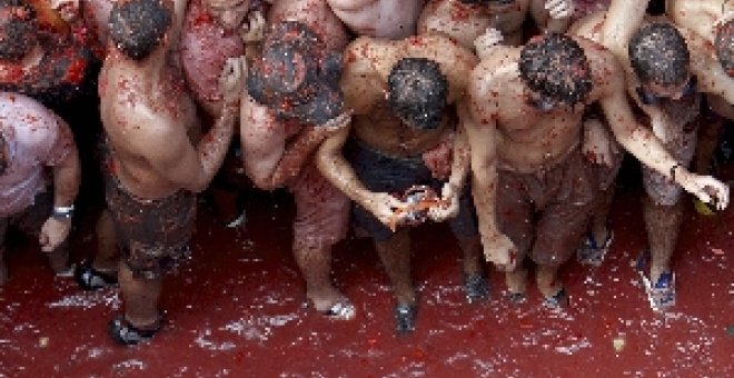 Buñol se impregna de tomate en una intensa batalla con 40.000 participantes