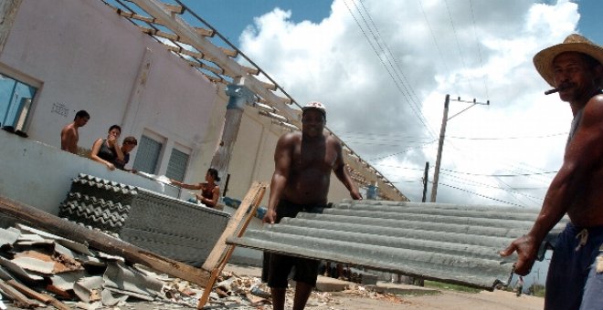 Tres tormentas tropicales con potencial de huracanes amenazan el Caribe