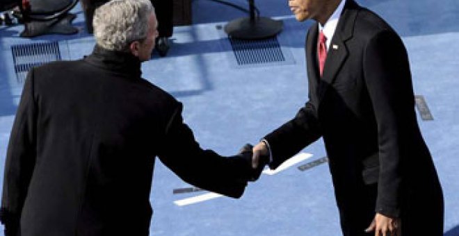 Obama ya ejerce de presidente firmando a su gabinete