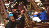 Celia Villalobos, pillada jugando al 'Candy Crush' en el Congreso