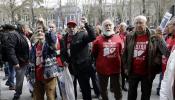 Los afectados por la hepatitis C entregan 200.000 firmas en el Congreso