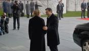 Merkel recibe a Tsipras con honores militares