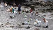 Ecologistas y vecinos denuncian el abandono en la limpieza del fuel de las playas de canarias