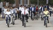 Rajoy, en bici y con corbata, anima a hacer deporte porque así "la gente será más feliz"