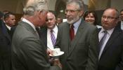 Saludo histórico entre Carlos de Inglaterra y Gerry Adams