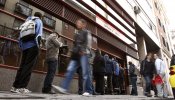 El desempleo baja con un 92% de trabajos temporales y queda en 4.093.508 parados