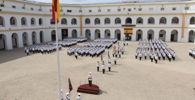 Cospedal subcontrata la seguridad de cientos de edificios del Ejército