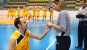 Un jugador de baloncesto pide matrimonio a su novia árbitra en plena cancha