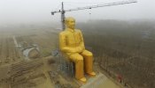 China levanta una gran estatua de Mao en una zona rural del país