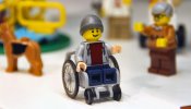 Lego crea su primera figura en silla de ruedas