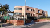 La lujosa mansión de Granados en Valdemoro tiene una cascada en el jardín que cae en una piscina dorada