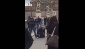 Un hincha del Sparta de Praga orina sobre una mendiga en Roma