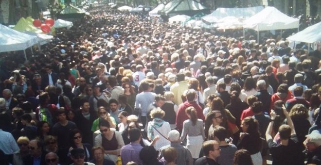 Barcelona vive un día de Sant Jordi con final aguado