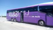 Un guardia civil al parar el autobús de Podemos en un control de tráfico: "¿Dónde está el coletas?"