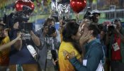 Una voluntaria pide matrimonio a una jugadora de rugby brasileña durante la ceremonia de entrega de medallas