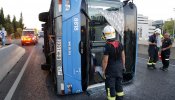 Una quincena de heridos al volcar un autobús de la EMT en Madrid