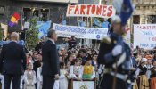 Varios colectivos sociales protestan frente a los reyes durante los premios Princesa de Asturias