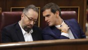 Albert Rivera farfulla un "capullo" y "vaya gilipollas" a Pablo Iglesias en el debate de investidura