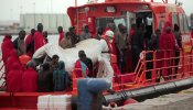 Rescatadas 30 personas a bordo de una patera en Almería y otras diez en el Estrecho por la Marina marroquí