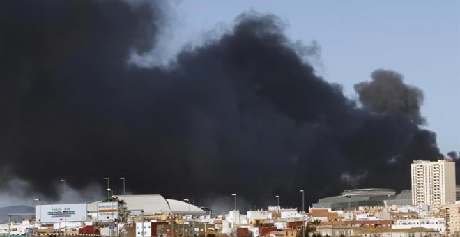 Paterna vuelve a la normalidad tras el incendio de una empresa química