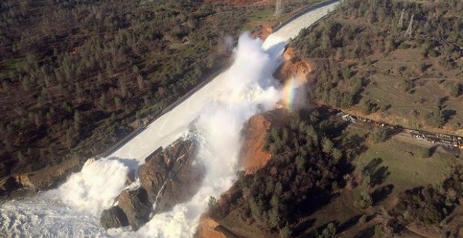 Decenas de miles de evacuados, a la espera de que se contenga la fuga en la mayor presa de EEUU