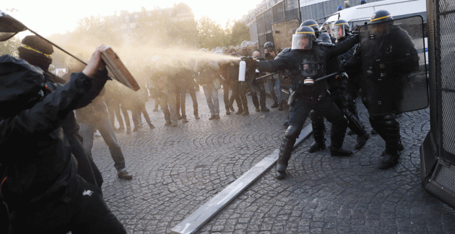 Cientos de manifestantes protestan en París contra el duelo Macron-Le Pen