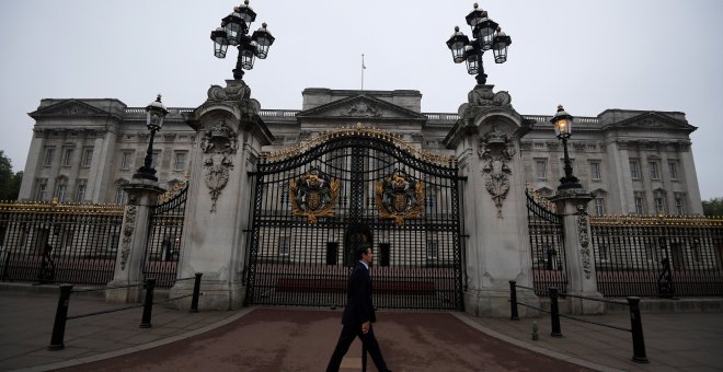 Un detenido tras herir con un cuchillo a dos policías junto al palacio de Buckingham