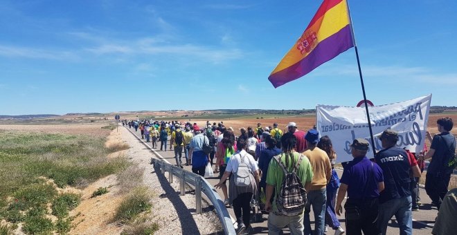 Medio millar de personas marchan a pie contra el cementerio nuclear Villar de Cañas