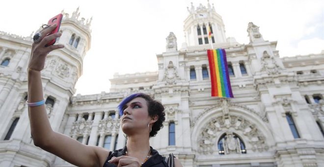 La bandera arcoíris preside la fachada del Ayuntamiento de Madrid por el World Pride