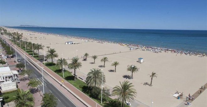 Gandia retirará las sombrillas y podrá multar a aquellos que reserven su sitio en la playa