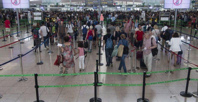 Aglomeraciones y colas de pasajeros en El Prat en el tercer día de huelga parcial