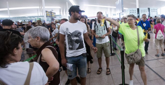 Las colas persisten en El Prat mientras el conflicto laboral se politiza