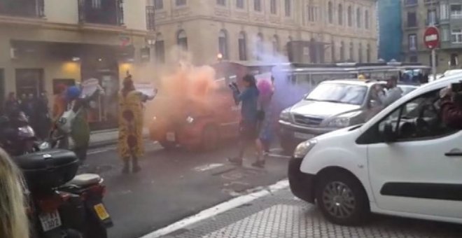 Una protesta contra el turismo masivo detiene el tren turístico de San Sebastián