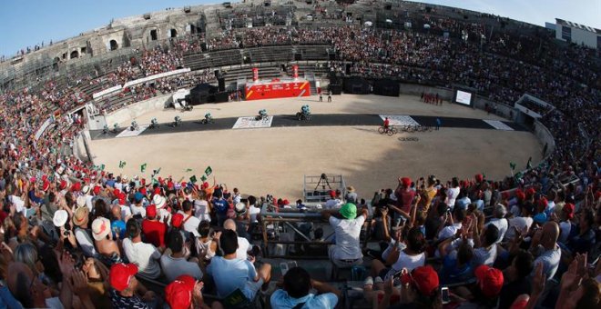 Un falso tiroteo hace cundir el pánico en el inicio de la Vuelta a España en Nimes