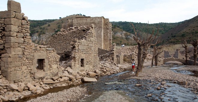 La sequía permite pasear por un pueblo riojano sumergido por un embalse en 1960