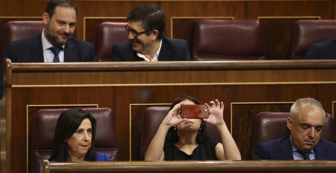 Los diputados que pierdan el escaño podrán quedarse con el móvil por 607 euros