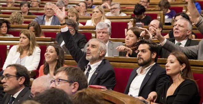 Pleno esperpéntico para un día histórico