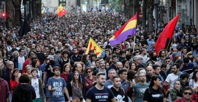 Milers de persones contra el feixisme i per les llibertats