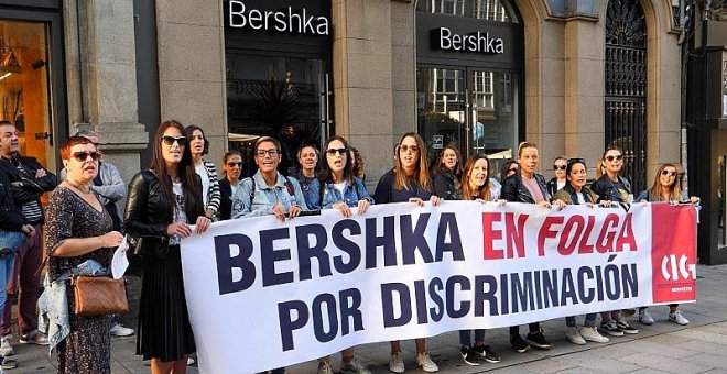 Las trabajadoras de Bershka cierran las tiendas de Pontevedra en la primera huelga en España en la historia de Inditex