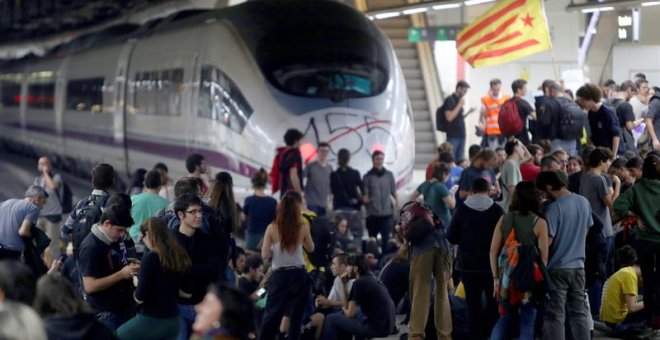 La jutge deixa en llibertat cinc dels acusats de tallar les vies a Sants el 8N